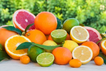 Zelfklevend Fotobehang Various citrus fruits (orange, grapeftuit, lemon, mandarine, lime) © Maresol