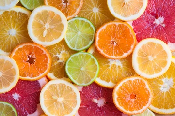 Abwaschbare Fototapete Früchte Scheiben verschiedener Zitrusfrüchte (Orange, Grapeftuit, Zitrone, Mandarine, Limette)