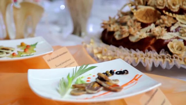 Процесс приготовления пищи на кухне ресторана. Мастерство поваров
