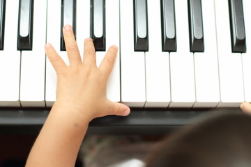 ピアノを弾く幼児の手
