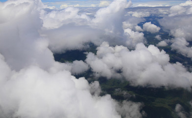 Obraz premium Aerial photo of land and clouds from above.