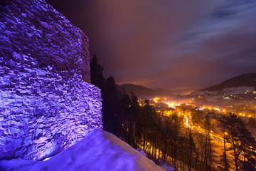 Zimowa Muszyna nocą.  Widok ze wzgórza zamkowego Baszta - obrazy, fototapety, plakaty
