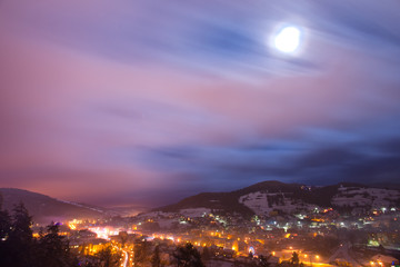 Zimowa Muszyna nocą.  Widok ze wzgórza zamkowego Baszta - obrazy, fototapety, plakaty