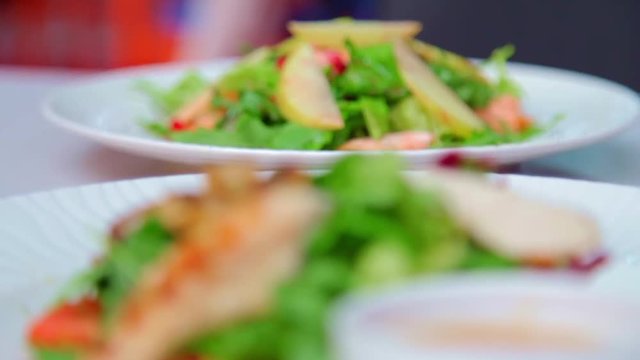 Процесс приготовления пищи на кухне ресторана. Мастерство поваров
