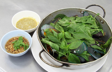 Baked green mussels in pot