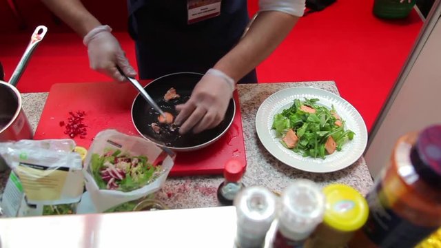 Процесс приготовления пищи на кухне ресторана. Мастерство поваров
