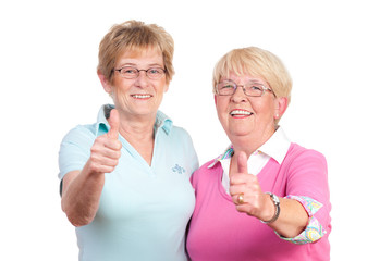 senioren zeigen daumen hoch