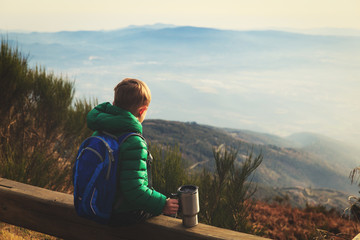Naklejka premium family touristm - little boy travel in scenic mountains