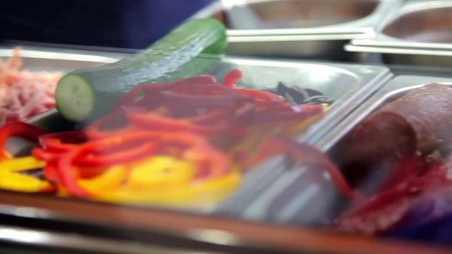 Процесс приготовления пищи на кухне ресторана. Мастерство поваров

