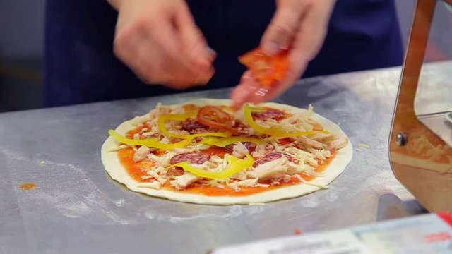 Процесс приготовления пищи на кухне ресторана. Мастерство поваров
