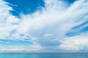 Fototapeta na wymiar Sea and beautiful blue sky