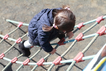 綱渡りで遊ぶ幼児(2歳児)