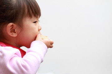 ウェハースを食べる幼児(2歳児)