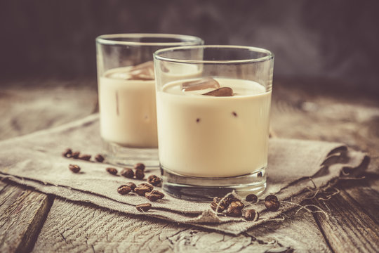 Coffee liqueur in glasses with ice and beans