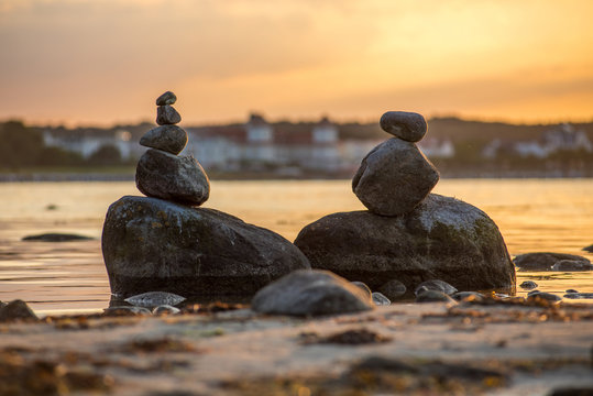 Steinfiguren als Rahmen f&uuml;r das Kurhaus in Binz