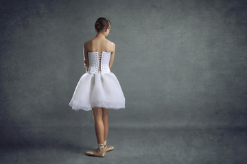 Naklejka premium jeune fille ballerine de danse classique en tutu et pointes
