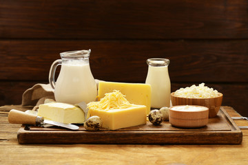 Produits laitiers assortis (lait, yaourt, fromage cottage, crème sure) nature morte rustique