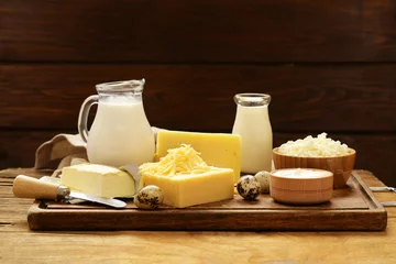 Photo sur Aluminium Produits laitiers Produits laitiers assortis (lait, yaourt, fromage cottage, crème sure) nature morte rustique