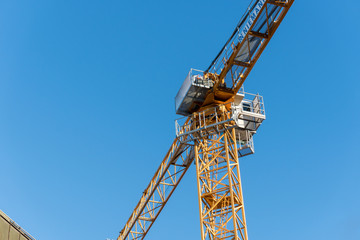 Fototapeta na wymiar Blauer Himmel über der Baustelle