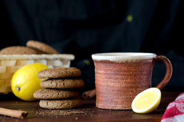 Печеньк и чашка чая на столе