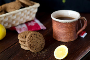 Печенье и чашка чая на столе