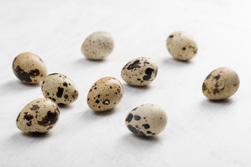 Obraz premium Food: group of quail eggs and egg, isolated on white background