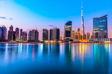 Horizon de Dubaï au crépuscule
