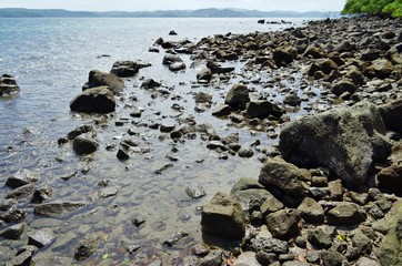 Obraz premium The volcanic Playa Sombrero Obscuro beach in Peninsula Papagayo in Guanacaste, Costa Rica