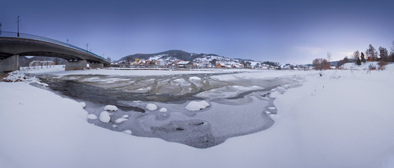 Zimowa Muszyna nad rzeką Poprad © rogozinski