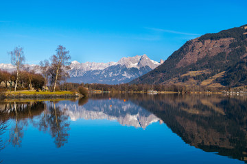 Fototapeta na wymiar Mountain peaks and snowflakes, Zell am See Lake, Lakekaprun, kitzsteinhorn, Austria, Europe