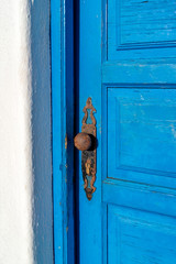 Naklejka premium Detail view of old vintage wooden door with metal door knob.