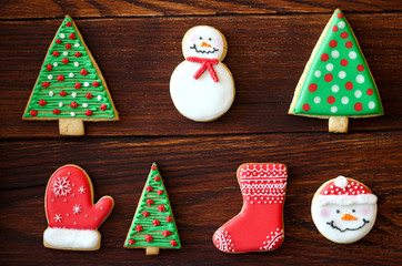 Рождественское печенье на деревянном столе