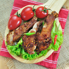 Burn Fried chicken with tomatoes and lettuce vegetable on red na