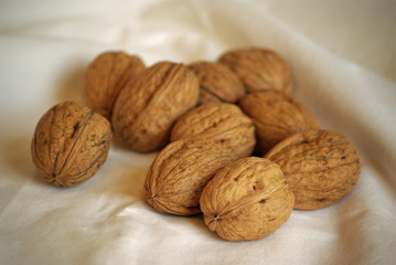 Noix fraîches sur un coin de nappe