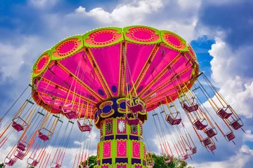 Keuken foto achterwand Amusementspark Kleurrijke vliegende schommelrit in beweging in het pretpark