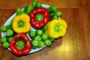 vassoio di peperoni su tavolo di legno