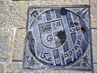 Gullideckel in der Hafenstadt Akkon