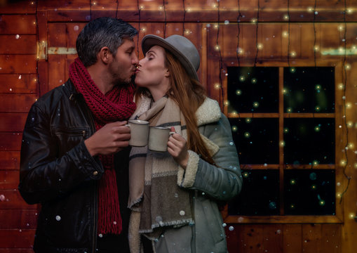 paar auf dem weihnachtsmarkt mit gl&uuml;hwein