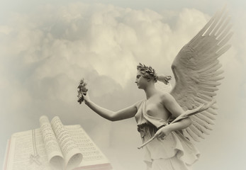 Engel in Wolken mit Gebetbuch im Hintergrund