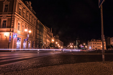 Plakat View of a street in Decin at night