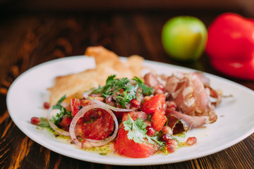 Блюдо еды на деревянном фоне