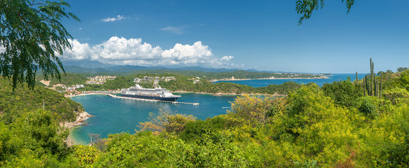 Obraz premium Cruise liner in Santa Maria Huatulko bay, Mexico