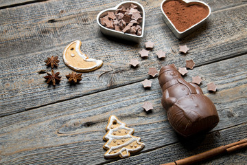 Czekoladowy bałwan na drewnianym tle © Patryk Michalski