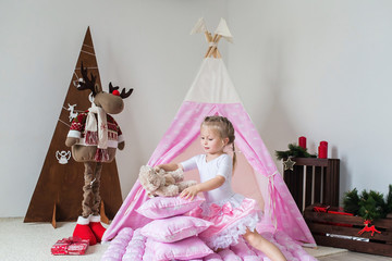 Fototapeta na wymiar Little girl playing in a tent.