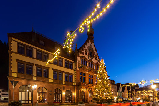 Kleinstadt Wolfach im Schwarzwald, weihnachtlich geschm&uuml;ckt