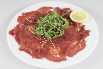 Carpaccio de ternera con rúcula.