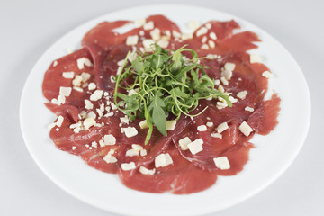 Carpaccio de ternera con parmesano y rúcula.