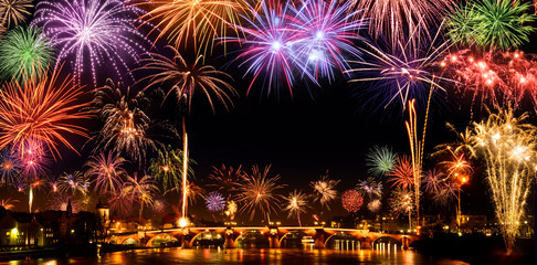 Grandioses Feuerwerk zu Silvester, eine Stadt feiert das Neujahr