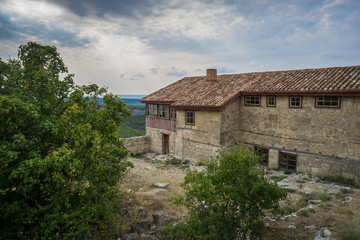 Fototapeta na wymiar Old stone houses of the medieval town Chufut-Kale in the mountains