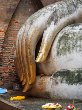 Hand of ancient Buddha statue.